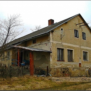 Neobydlený první domek ze dvou přeživších z celé vísky nad Nemanicemi.