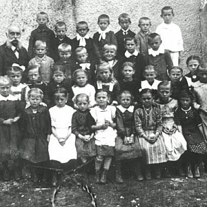 Děti z obcí Pleš a Václav se svým učitelem v roce 1922.