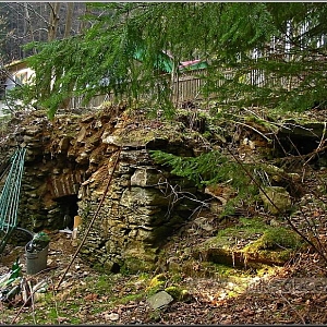 Pozůstatek základů a sklepa po pile pod areálem dětského tábora a nad potokem Čerchovkou.