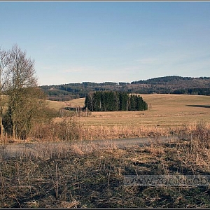 Pohled ze silnice Smolov-Rybník do prostoru části bývalé vsi.