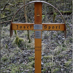 Prostor usedlosti č.p. 39 Josefa Spörla (Stongirgl) s pietním křížkem v části vsi nad silnicí.