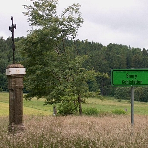 Obnovený kříž na okraji zaniklé osady Šnory.