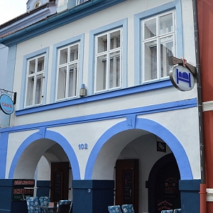 Měšťanský dům čp. 102 je nemovitou kulturní památkou města Domažlice.