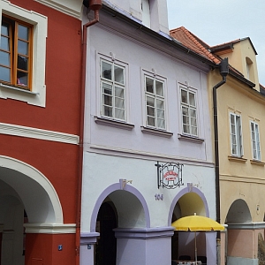 Měšťanský dům čp. 104 je nemovitou kulturní památkou města Domažlice.