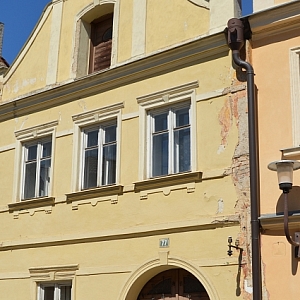 Měšťanský dům čp. 77 je nemovitou kulturní památkou města Domažlice.