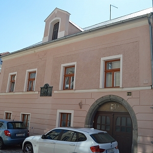 Měšťanský dům čp. 93 je nemovitou kulturní památkou města Domažlice.