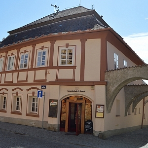 Měšťanský dům čp. 33 je nemovitou kulturní památkou města Domažlice.