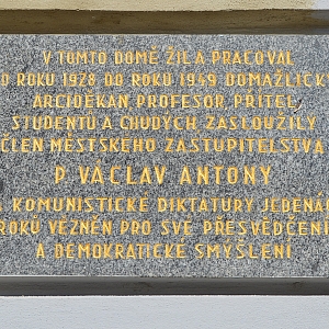Domažlice - pamětní deska pátera Václava Antonyho