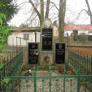 Dolní Kamenice - pomník padlým