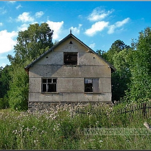 Jediný přeživší domek-ruina z celé vísky při silnici od Rybníku k Závisti, který nebyl za totality zbourán.