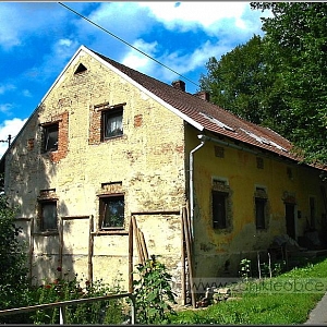 Bývalý hostinec u můstku přes Černý potok ve směru k bývalému průseku signálky.