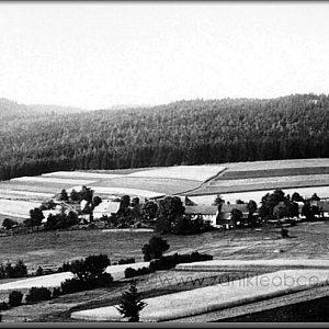 Celkový pohled na osadu směrem z luk od Dietlhofu.