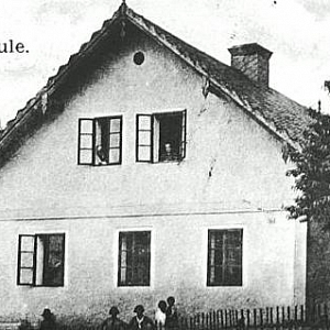 Pohled na školu ve Frančině Huti - cca 20. - 30. léta 20. století.
