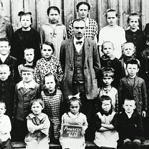 Děti ze školy ve Frančině Huti s učitelem Merklem, foto z 9.3.1927.