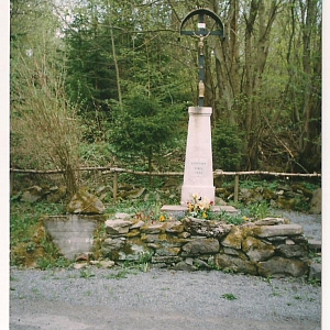 Kříž z 1. pol. 90.let 20. stol. v zaniklých Korytanech stoji vpravo při silnici vedoucí ze Závisti do Hory sv. Václava.