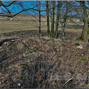 Zaniklá samota v polích u Kosteliště při silnici od Maxova do Všerub, kudy procházela železná opona.