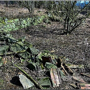 Nejvýraznější ruiny v jádru osady nad Kostelištským potokem při cestě k Mlýnečku.