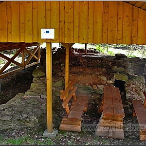 Pohled na v r. 2009 vykopané pozůstatky sklářské pece v prostoru sklárny.