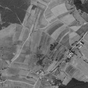 Letecký snímek z roku 1947 ukazuje jednotlivé statky osady Liščí Hora. Celkem je jich 6.